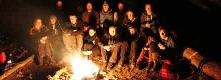 Gruppe am Lagerfeuer in der Nacht.