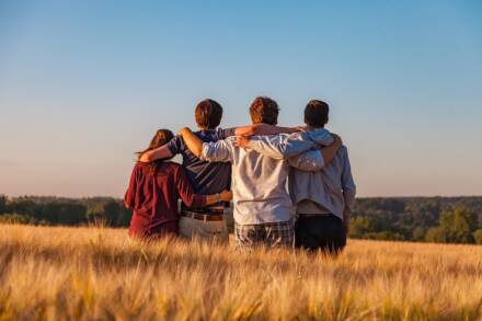 Gruppe Umarmung im Feld